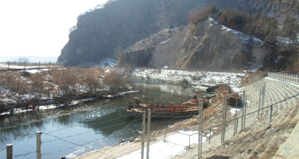 Fra Yalu-elva, sett fra kinesiske Dandong. Foto: Friheten/Birgit Skjæret