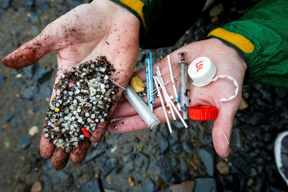 Folk fra Norges Naturvernforbund samler plastpellets og andre plastprodukter som ligger bokstavelig talt i svære hauger på Frierstranda på Herøya i Porsgrunn. Plastpelletsene har forurenset store deler av fjordsystemet i Grenlandsområdet. Det er plastindustrien i Grenland som er de potensielle utslippskildene. 																																				Foto: Heiko Junge / NTB scanpix