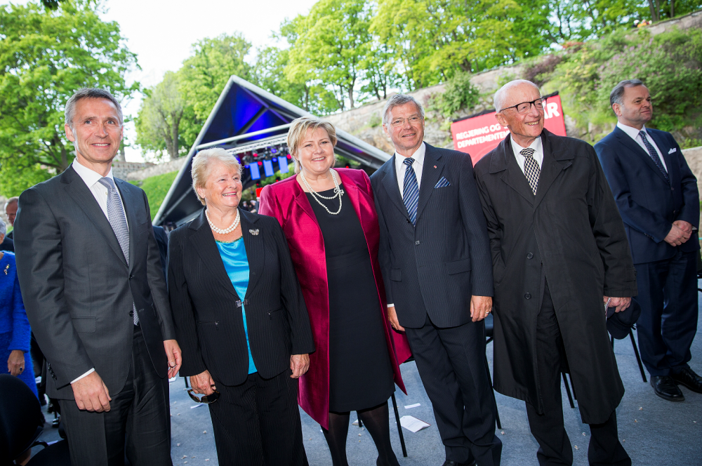 I midten: Fra Gro Brundtland til Erna Solberg – Norges reise fra sosialdemokrati til nyliberal kapitalisme, der Siv Jensen fungerer som sjåfør. En reise Gahr Støre tilsynelatende aksepterer, men som Slagsvold Vedum og Hareide gjerne vil hoppe av. Og gjør de begge det, kan veien tilbake til et slags sosialdemokrati kanskje være mulig. Med Vedum og Hareide som to nisser på lasset.																														Foto: Heiko Junge / NTB scanpix