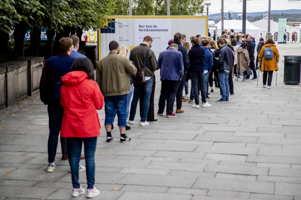 Oslo 20190906. Kø utenfor lokalene for å forhåndsstemme utenfor Rådhuset i Oslo. I dag er siste dag for å forhåndsstemme til til kommunestyre- og fylkestingsvalget 2019. Foto: Stian Lysberg Solum / NTB