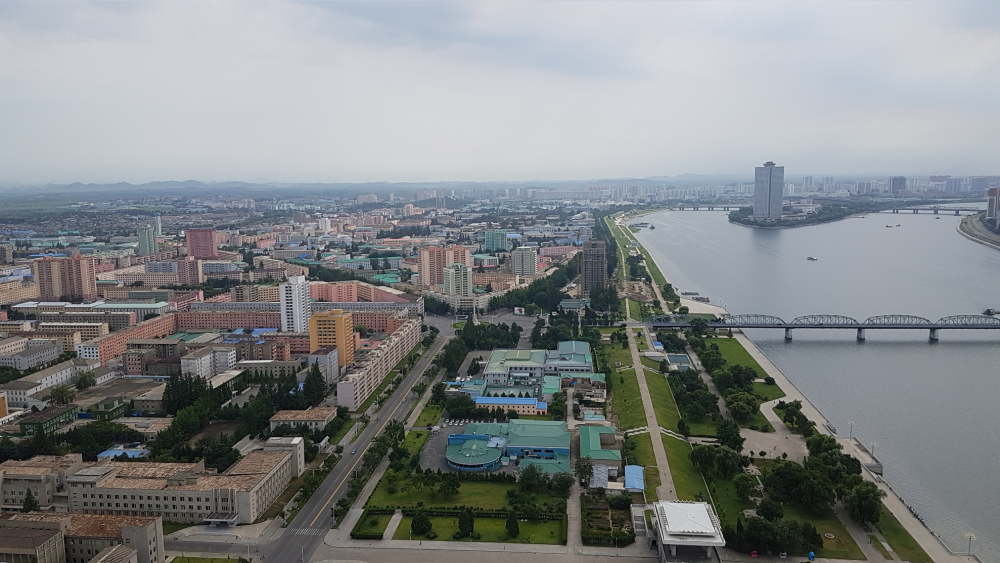 Hovudstaden Pyongyang i Nord-Korea med 3,3 mill. Innbyggere. Byen vart utslettet under Koreakrigen, og er en av få byar i verda som er planlagt og bygd deretter, for å få passe kapasiteter på transport, nok grøntarealer etc. Høgblokkene består av leiligheter på 100m2 til alle. Beboerne betale ikkje husleige, men for straum.																										Foto: Friheten